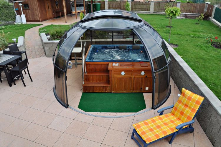How to Choose the Perfect Spa Enclosure for Year Round Use