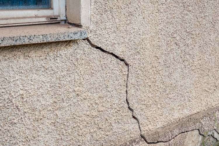 How Stucco Contractors Repair Cracks and Water Damage