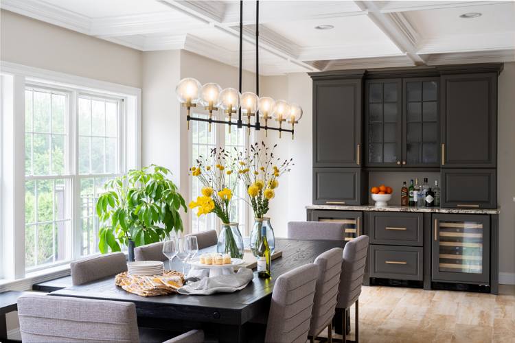 How Dining Room Lighting Shapes the Atmosphere of a Home